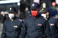 패션에 예민한 이탈리아 경찰, 분홍색 마스크 보급에 '술렁'