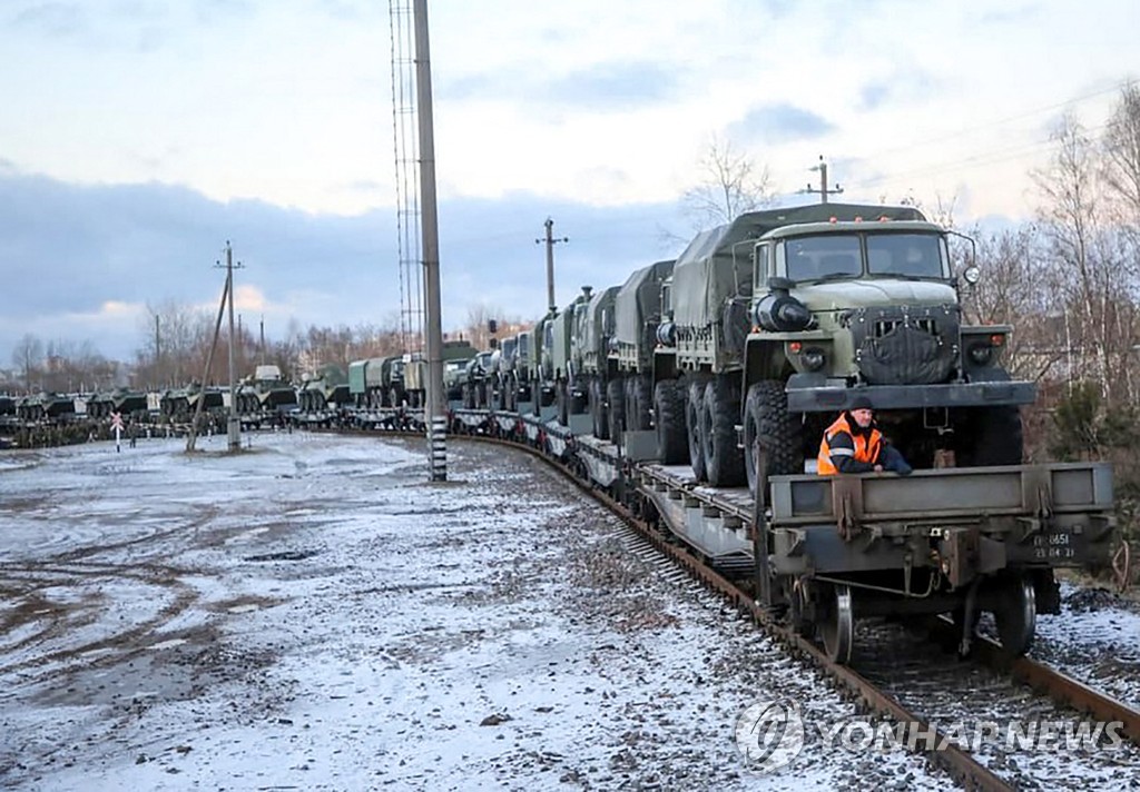(AFP=연합뉴스) 18일(현지시간) 러시아 군용 차량들이 러시아 국영 철도를 통해 벨라루스로 이동하고 있다. 2022.1.19 photo@yna.co.kr[벨라루스 국방부 제공. 재판매 및 DB 금지]