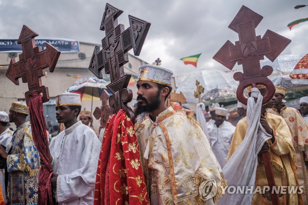 '행진하는 신자들'…에티오피아 주현절 축제 '팀카트' 