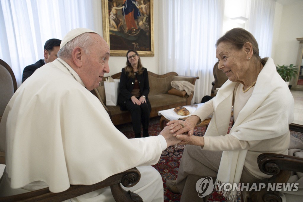 홀로코스트 생존자와 다시 만난 프란치스코 교황 