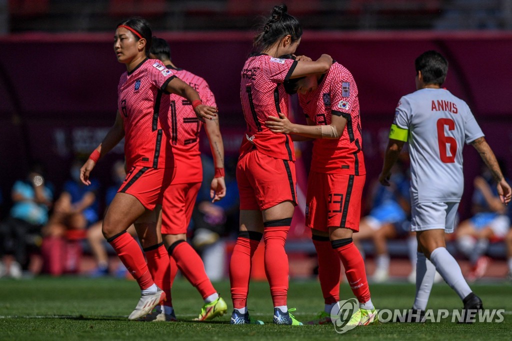 손화연의 두 번째 골에 기뻐하는 한국 선수들