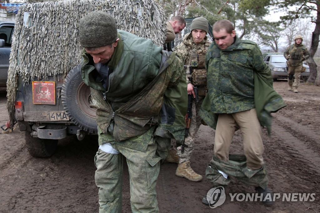 2022년 2월 24일 우크라이나 동부 루간스크 인근에서 정부군에 붙들린 친러 분리주의 반군 병사들. [AFP 연합뉴스자료사진, 재판매 및 DB 금지]