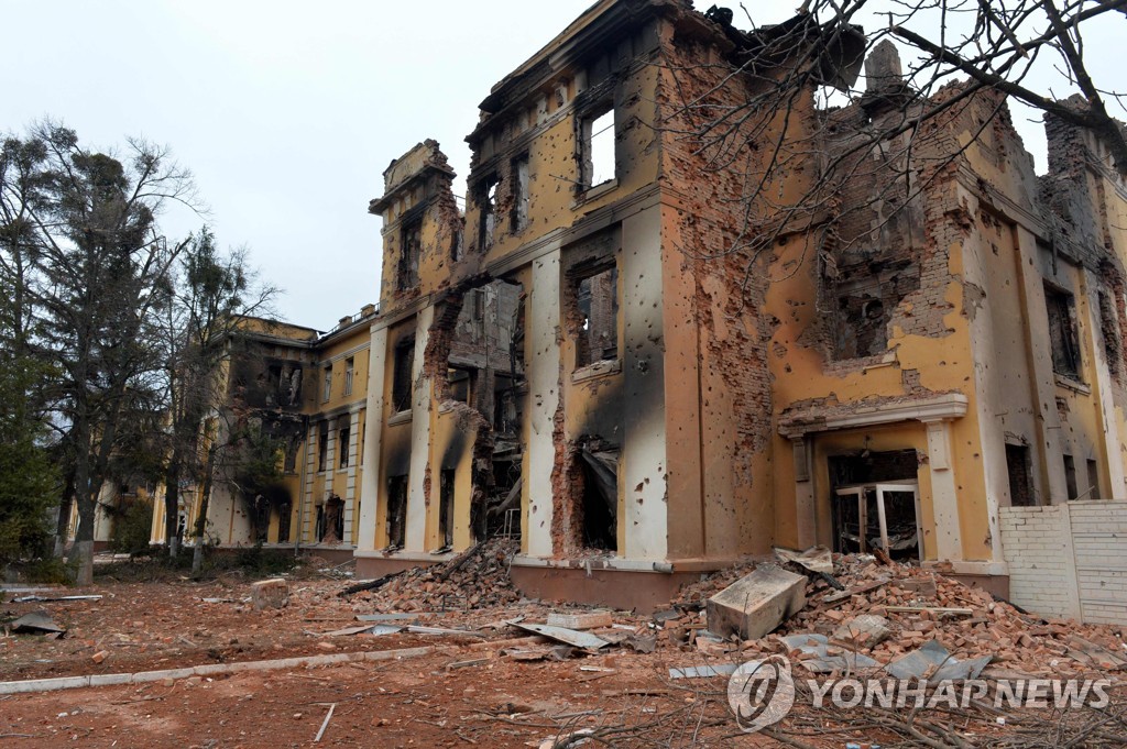 러시아 포격으로 파괴된 우크라이나 제2도시 하리코프의 한 학교. [AFP 연합뉴스] 2022. 3. 1. photo@yna.co.kr
