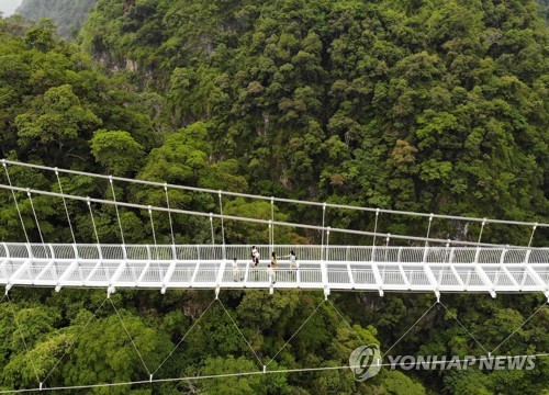 바닥이 유리인 박롱 다리 위를 걸어가는 방문객들. 2022.4.29