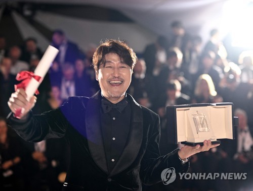 In this AFP photo, South Korean actor Song Kang-Ho poses for the camera after he won best actor for his role in "Broker" at the closing ceremony of the 75th Cannes Film Festival in Cannes, France, on May 28, 2022. (Yonhap)
