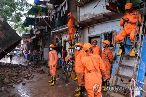 ′폭우에 우르르′…인도 뭄바이 노후 건물 붕괴로 19명 숨져