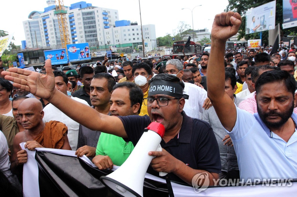 경제난을 이유로 대통령 하야를 요구하는 스리랑카 시위 현장