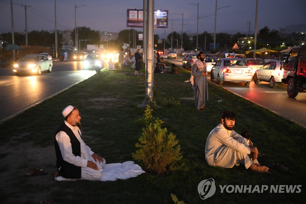 아프가니스탄 카불 길가에서 기도하는 사람들