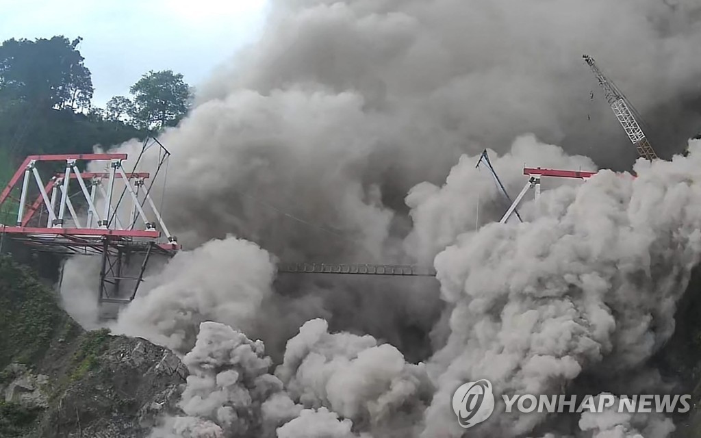 '다리 덮친 화산재'…인니 스메루 화산 1년만에 재분화
