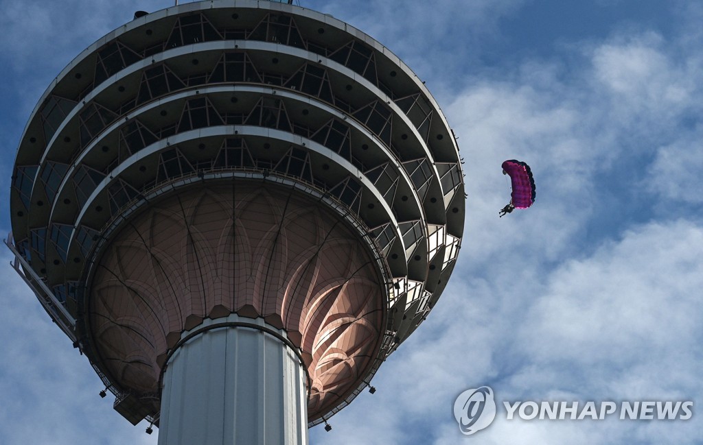 MALAYSIA-LIFESTYLE-BASE JUMPING
