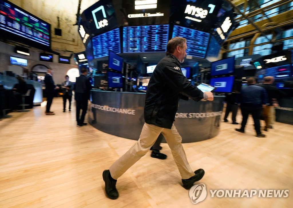 NYSE 입회장에서 일하는 트레이더들