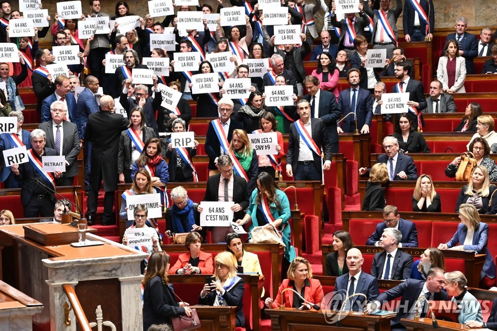 프랑스 총리 첫번째 불신임안 부결…항의하는 야당 의원들 