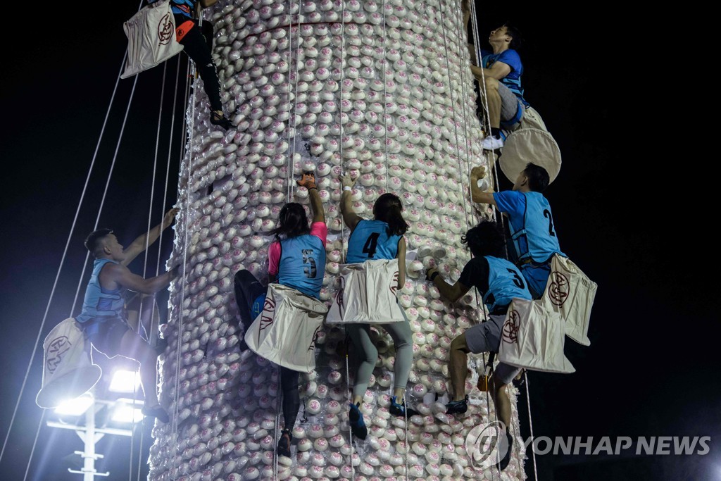 '거대 빵탑, 누가 많이 담나'…中 홍콩 청차우섬 '빵축제' 