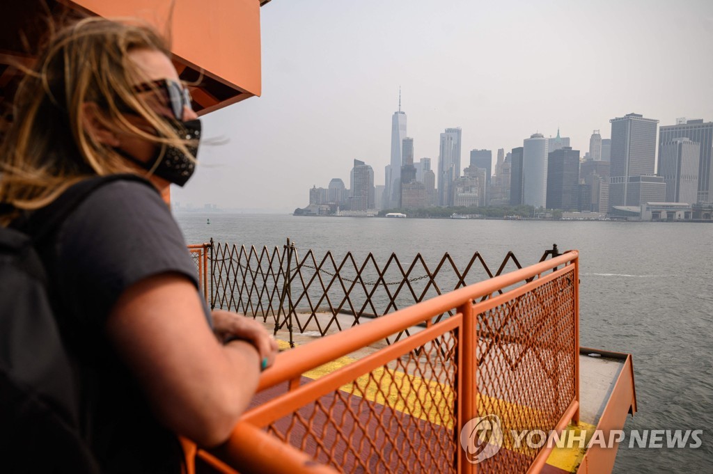마스크 착용한 채 뉴욕시 스태튼아일랜드에서 맨해튼으로 페리 타고 출근하는 시민