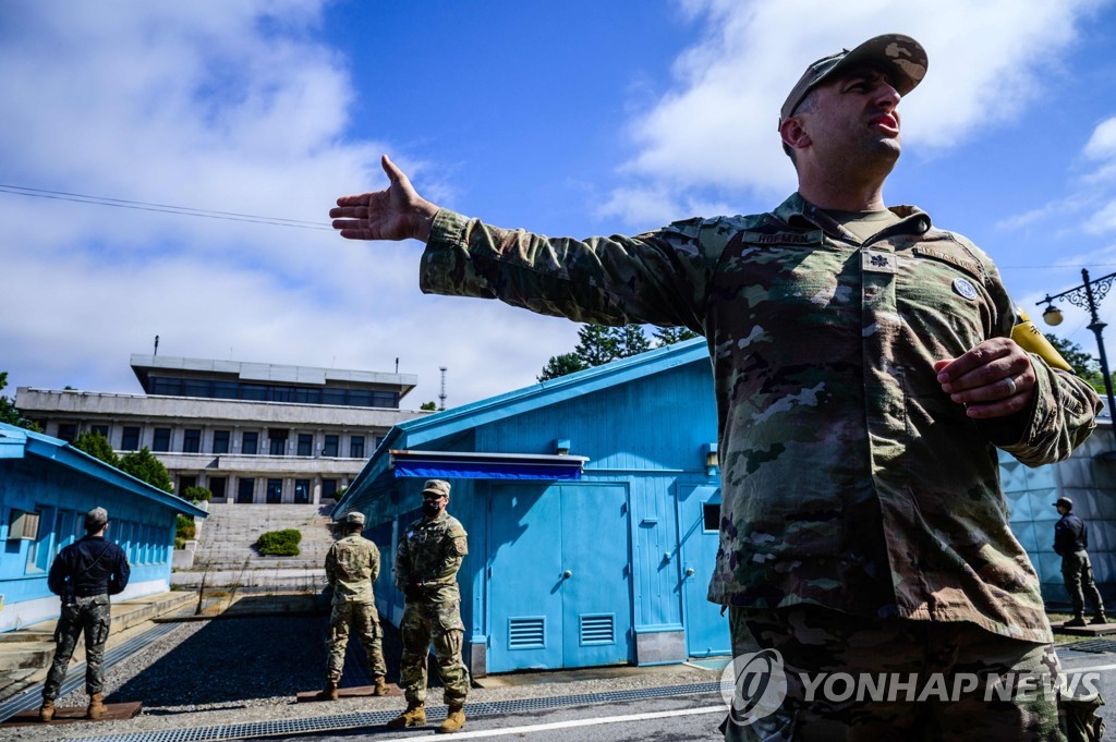 판문점 공동경비구역에서 근무 중인 유엔군사령부 소속 병사들  [AFP 연합뉴스 자료사진]