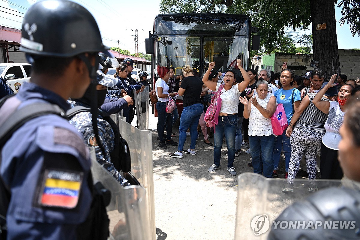 '친척들 항의'…베네수엘라, 갱단 점령 교도소 군 1만명 보내 장악