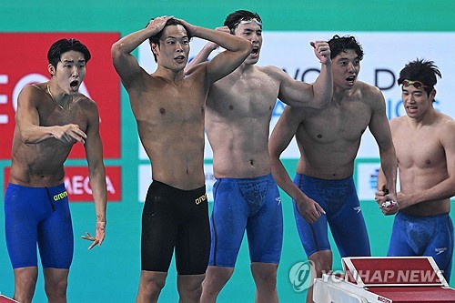 황선우와 황금세대, 계영 800ｍ 2위…세계수영 단체전 첫 메달