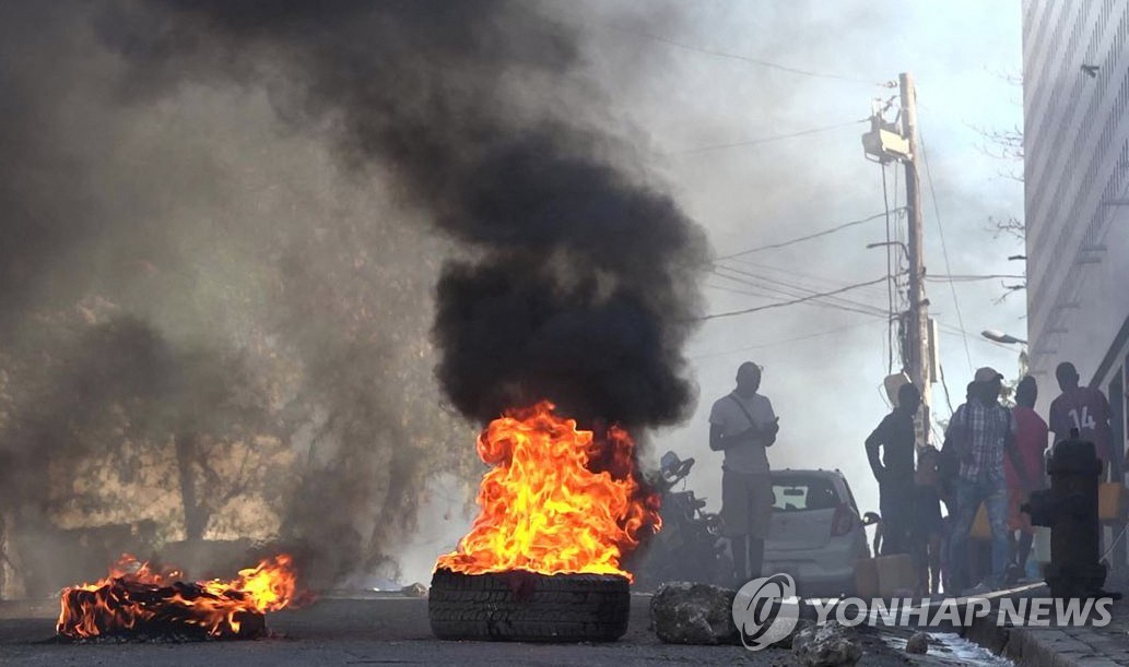 아이티 교도소 인근서 불타는 타이어