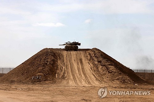 가자지구 인근 모래 언덕에 배치된 이스라엘군 탱크