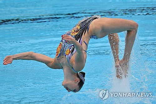 '시원한 몸짓'…유럽수영선수권대회 아티스틱 스위밍 듀엣 프리 결승