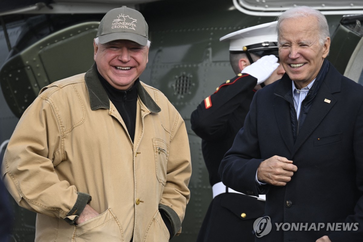 Presidente dos EUA, Biden (à direita) e Governador de Minnesota, Walz