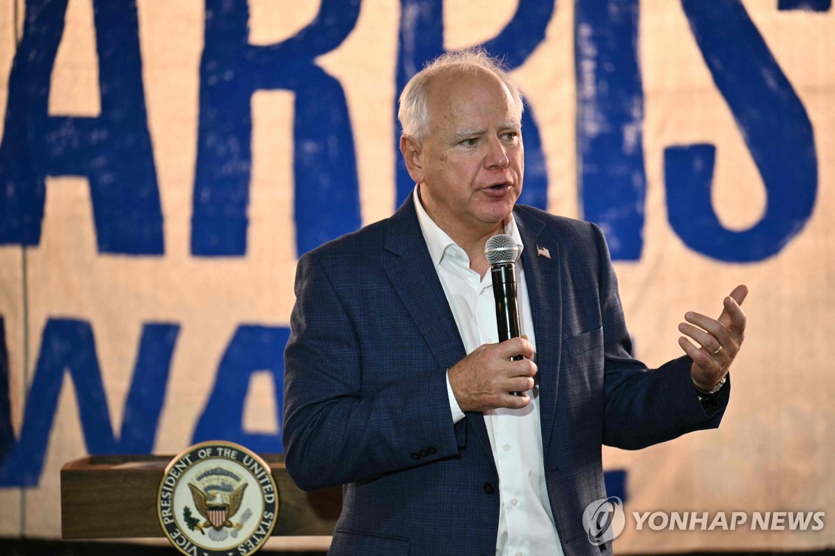 Esta fotografía, difundida por AFP, muestra al gobernador de Minnesota, Tim Walz, hablando durante una parada en un autobús de campaña con la vicepresidenta y candidata presidencial demócrata Kamala Harris en Rochester, Pensilvania, el 18 de agosto de 2024. (Yonhap)