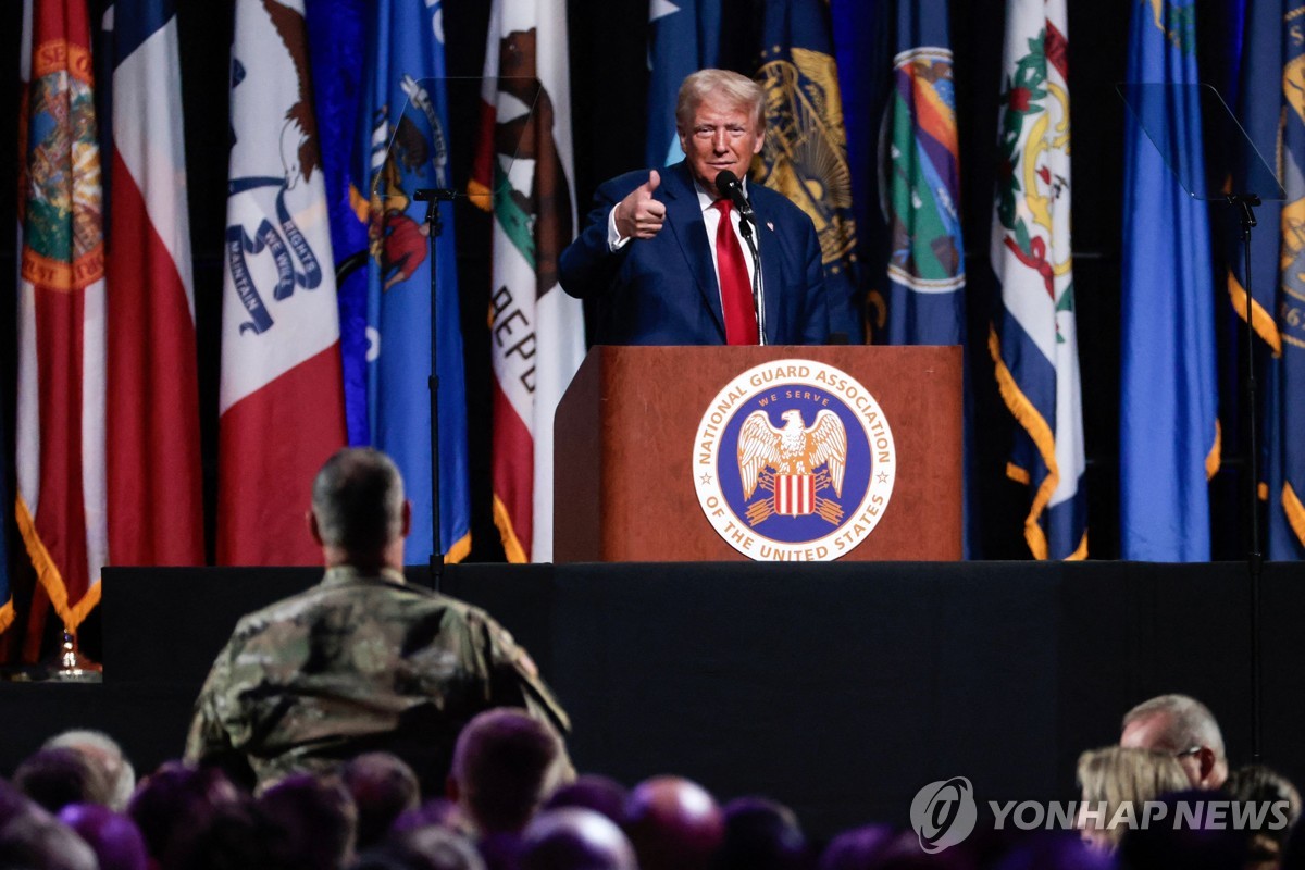 El expresidente estadounidense Donald Trump se dirige a la conferencia de la Asociación de la Guardia Nacional en Detroit, Michigan, el 26 de agosto de 2024, en esta foto difundida por AFP. (Yonhap)