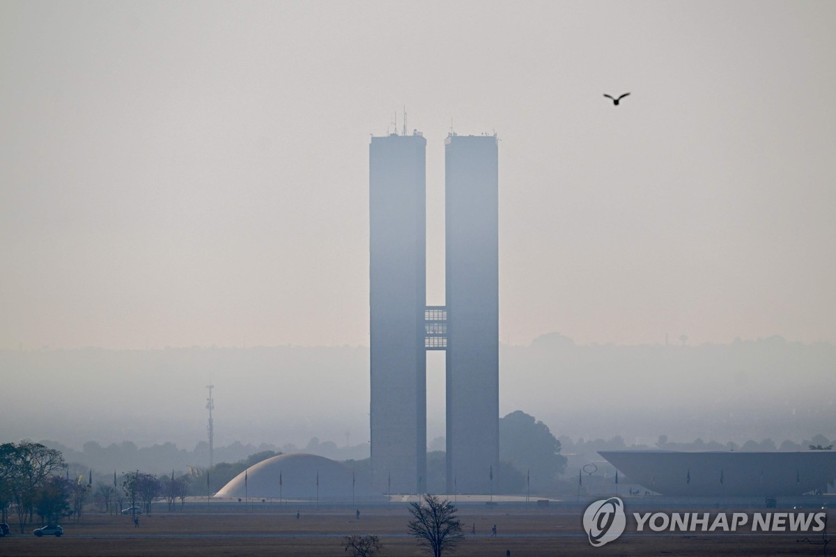 지난 16일(현지시간) 브라질리아 의회 건물을 감싼 뿌연 연기