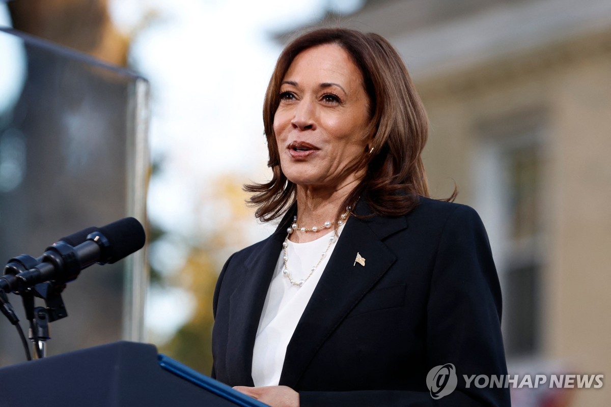 La vicepresidenta de Estados Unidos, Kamala Harris, habla durante un evento de campaña en Ripon College en Ripon, Wisconsin, el 3 de octubre de 2024, en esta fotografía publicada por AFP. (Yonhap)