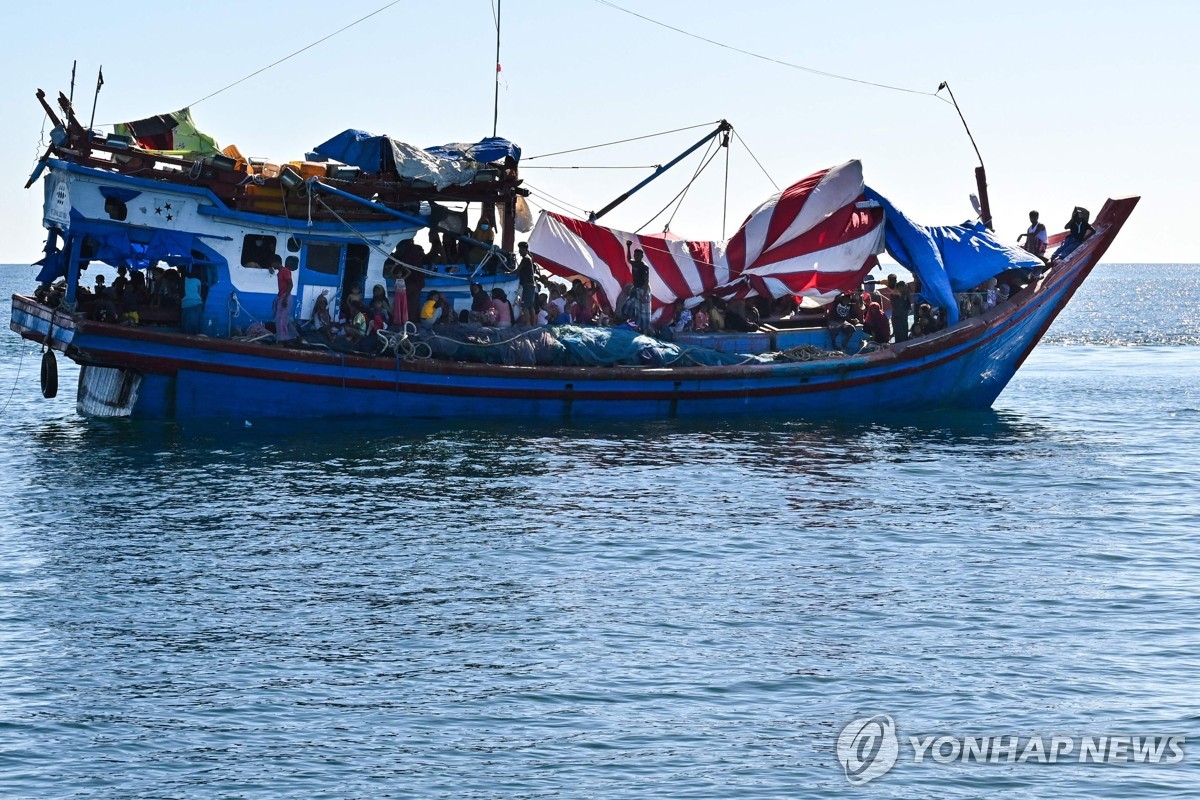 인도네시아 아체주 앞바다에 나타난 로힝야 난민선