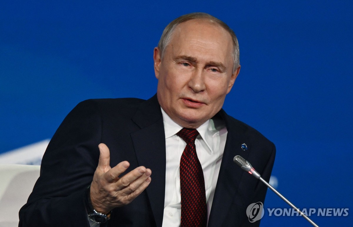 En esta fotografía de grupo distribuida por la agencia de noticias estatal rusa Sputnik y publicada por AFP, el presidente ruso Vladimir Putin responde a una pregunta durante la reunión del Club de Debate Valdai en Sochi el 7 de noviembre de 2024. (Yonhap)