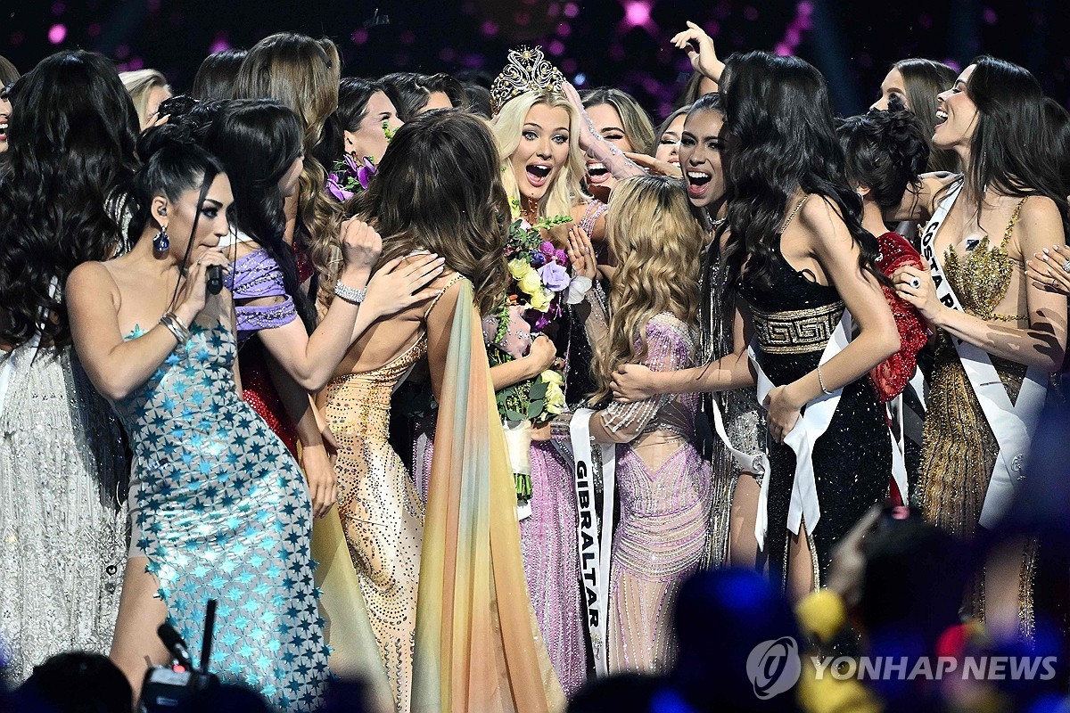 다른 경쟁자 혹은 동료들이 1위를 한 여성을 축하해주고 있다