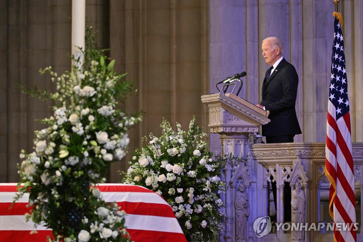 El presidente de Estados Unidos, Joe Biden, pronuncia el panegírico en el funeral de estado del expresidente Jimmy Carter en la Catedral Nacional de Washington el 9 de enero de 2025 en esta fotografía publicada por AFP. (Yonhap)