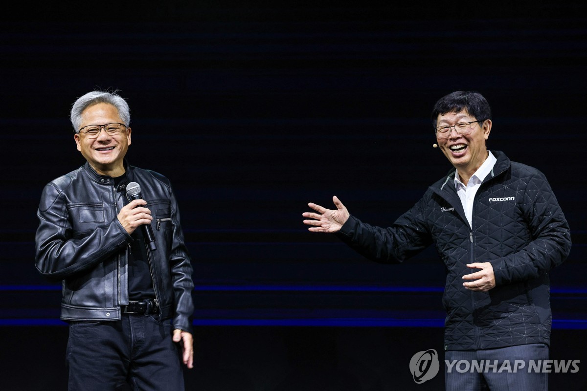 영 리우 폭스콘 CEO 기조연설 무대에 등장한 젠슨 황 엔비디아 CEO