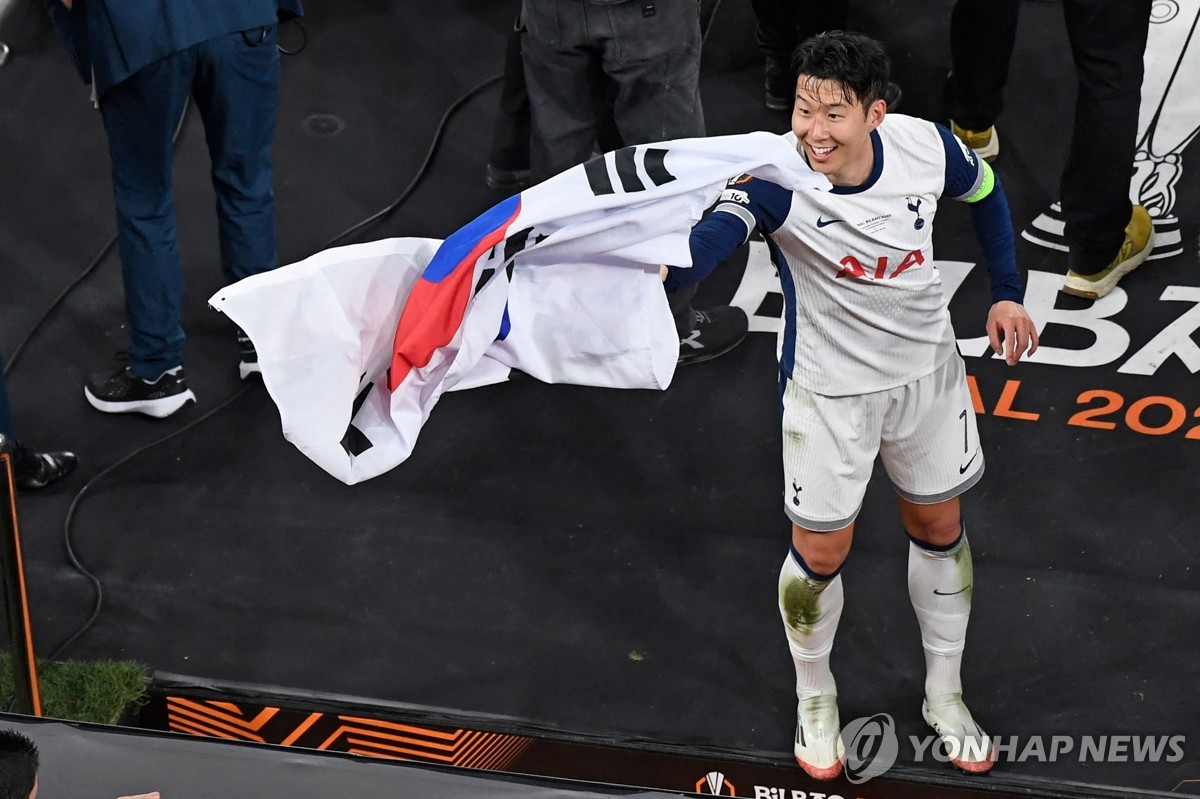 태극기 두른 손흥민