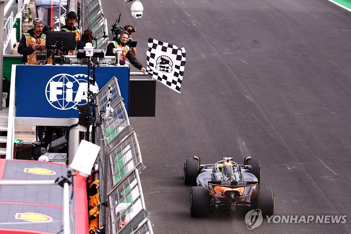 가장 먼저 체커기를 받는 랜도 노리스의 경주차