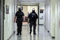 트럼프, 뉴욕 이민판사 8명 해고…%22월요일의 대량학살%22