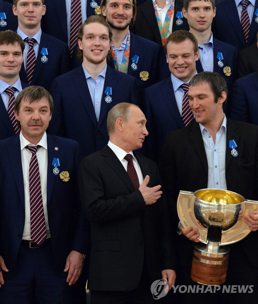 2014년 국제아이스하키연맹(IIHF) 월드챔피언십에서 우승한 러시아 남자 아이스하키 대표팀을 크렘린궁으로 초청한 블라디미르 푸틴 대통령이 알렉산드르 오베치킨(오른쪽)과 대화하고 있다. [EPA=연합뉴스 자료사진]