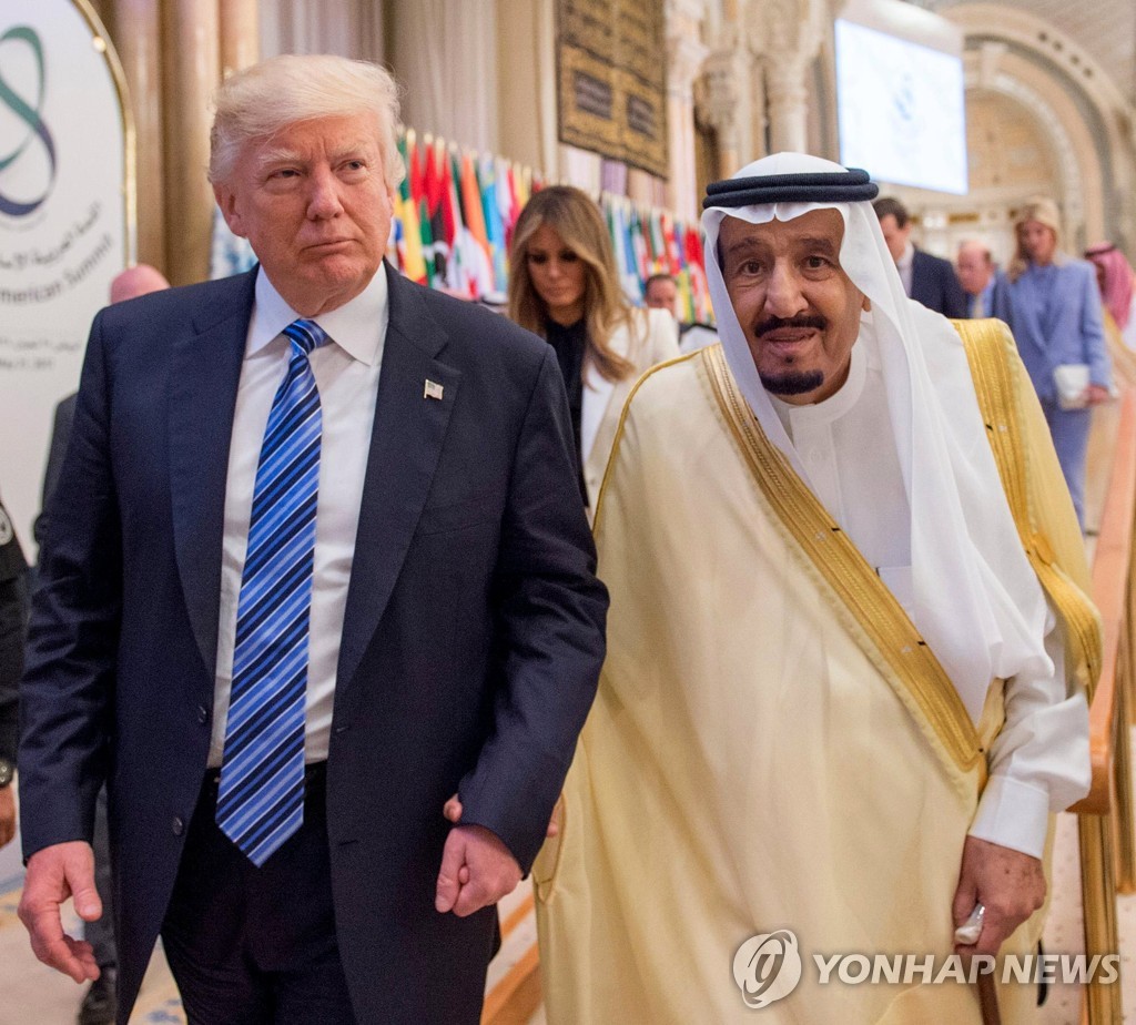  2017년 취임 후 사우디를 방문한 도널드 트럼프 전 대통령과 살만 빈 압둘아지즈 알사우드 국왕