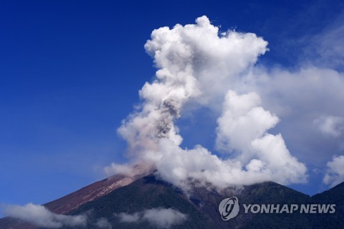 지난 6월 과테말라 푸에고 화산 폭발로 구름처럼 피어오르는 화산재 [EPA=연합뉴스 자료사진]