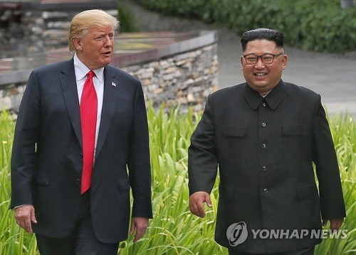 싱가포르에서 첫 정상회담을 마친 뒤 산책하는 북미 정상