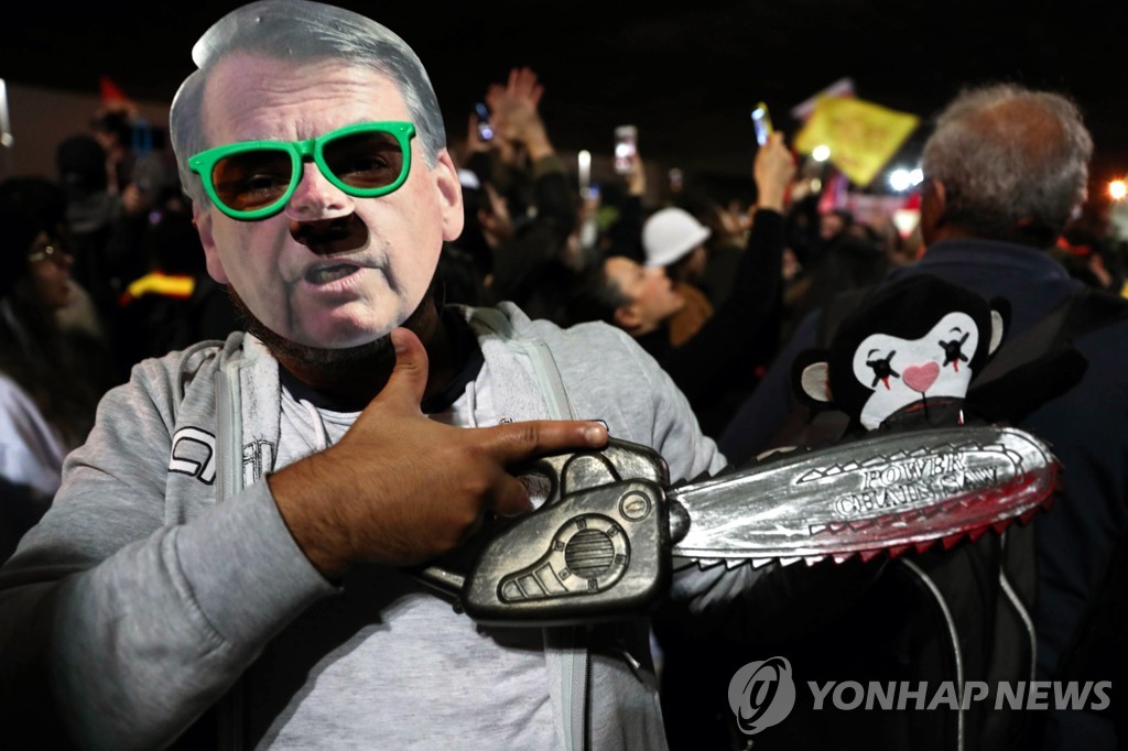 아마존 열대우림 파괴에 항의하는 퍼포먼스를 선보이는 브라질 시위대