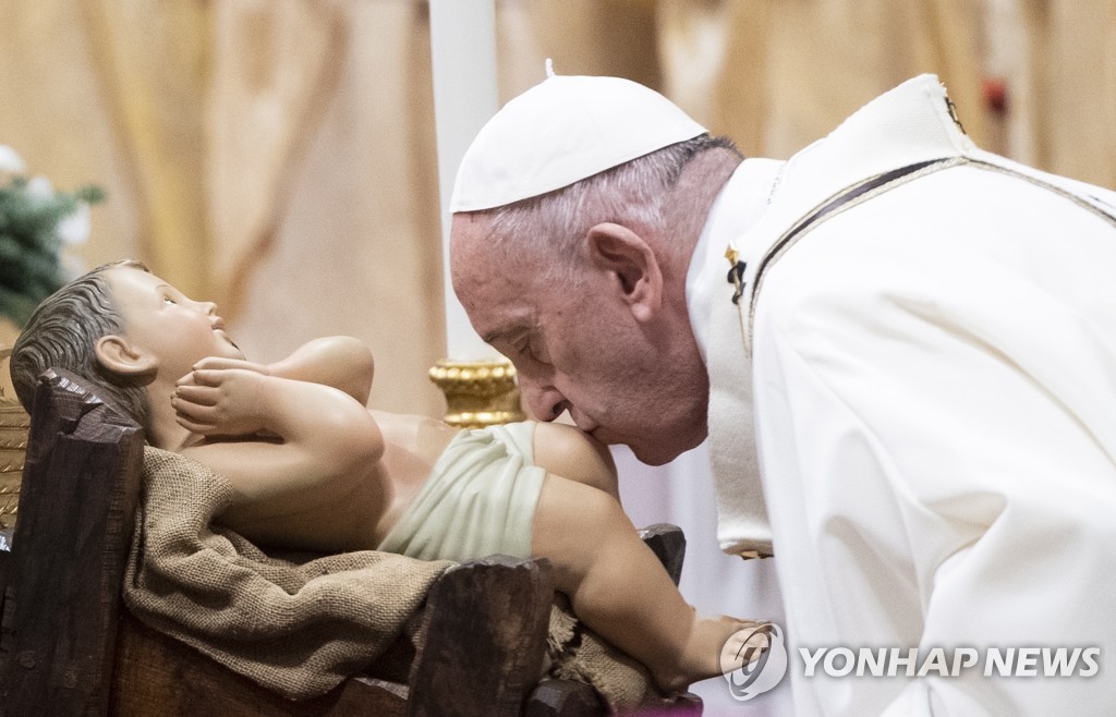 아기 예수 조각상에 입맞춤하는 교황
