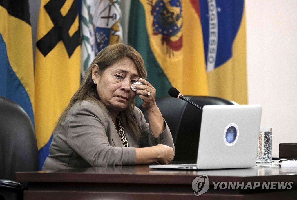 법정에서 눈물 흘리는 파올라의 어머니