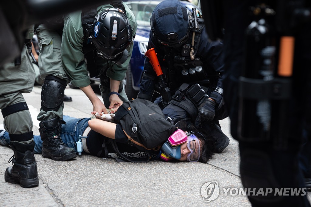 홍콩보안법 반대 시위자를 체포하는 홍콩 경찰 [EPA=연합뉴스] 