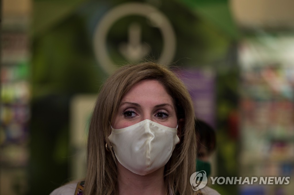 물러난 산텔리세스 칠레 여성장관