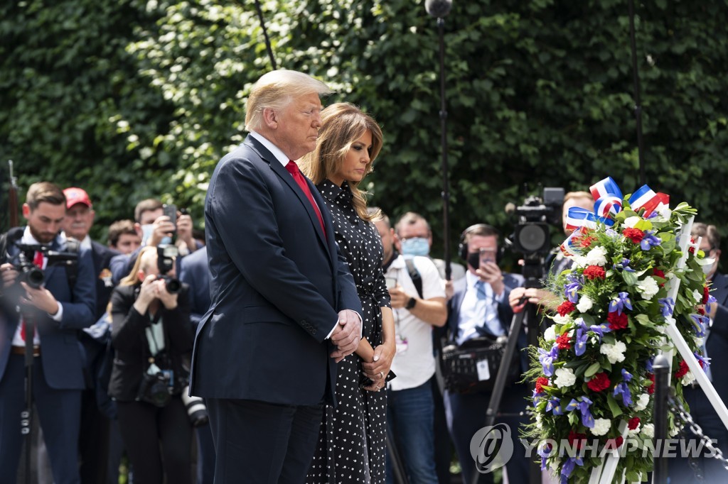 워싱턴DC 한국전기념비 앞에서 묵념하는 트럼프 대통령 내외