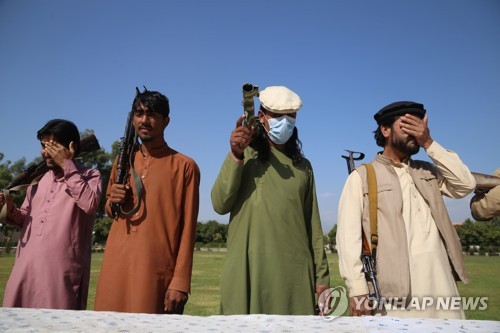 아프가니스탄 잘랄라바드에서 무기를 내려놓고 평화프로세스에 합류한 전직 탈레반과 IS 무장대원들