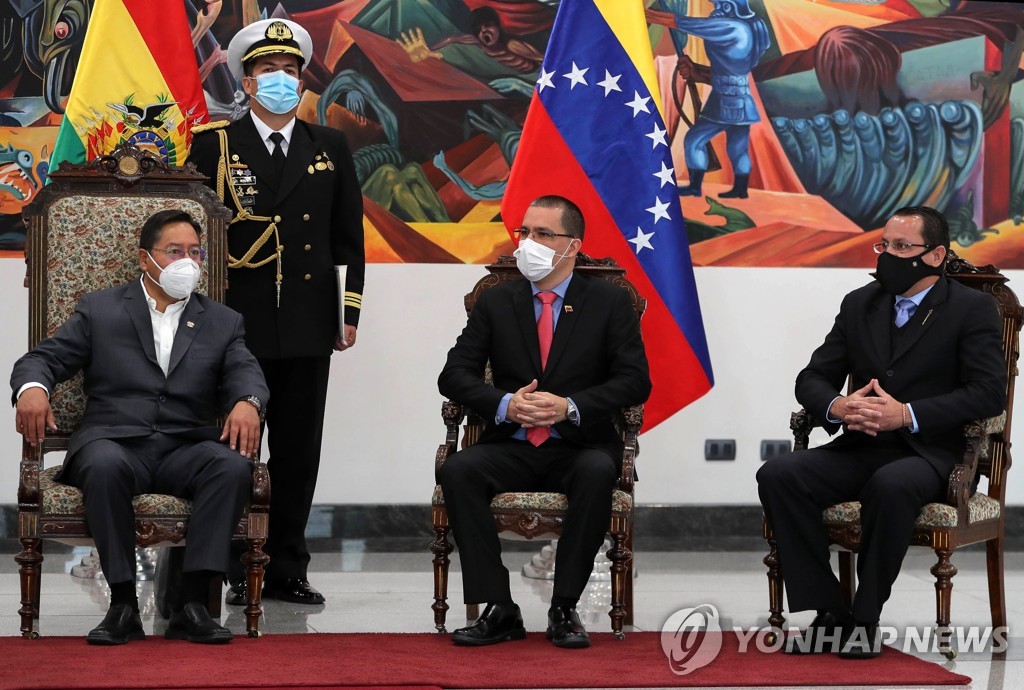 아르세 볼리비아 대통령(왼쪽)이 베네수엘라 외교장관(가운데), 대사와 회담하고 있다.