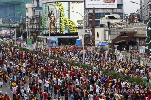 코로나19 우려에도 필리핀 블랙 나자렌 미사에 40만명 참가